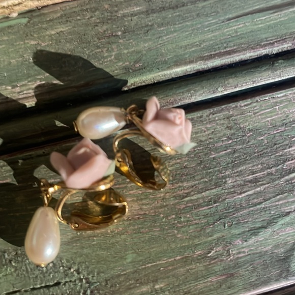 Adorable pink flower clip ons - Picture 2 of 2